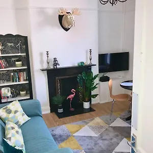  Holiday home 4 Double Beds City House, Virgin Tv Wifi Free Parking United Kingdom